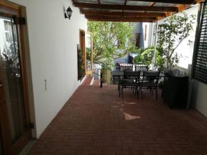 un patio con sillas y una mesa en un edificio en Braeside 14 en Ciudad del Cabo