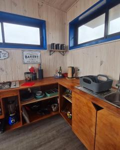 Cabaña con jacuzzi campo mar في ماتانزاس: مطبخ مع قمم منضدة خشبية ومغسلة