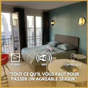 - une chambre dotée d'un lit avec un mur vert dans l'établissement Chaleureux studio * Neuf * Hypercentre * Wifi *, à Orléans