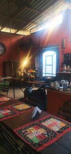 a kitchen with a table with mats on it at Sitio Alecrim Gastronomia e Hospedaria in Alagoa