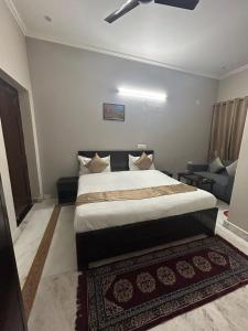um quarto com uma cama grande e um sofá em RAJ RESIDENCY em Gurgaon