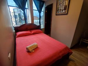 سرير أو أسرّة في غرفة في alborada cuenca hospedaje