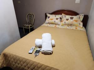 سرير أو أسرّة في غرفة في alborada cuenca hospedaje