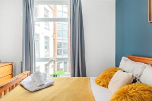 - une chambre avec un lit et une grande fenêtre dans l'établissement Spacious 2 bedroom apartment opposite QMC Hospital, à Nottingham