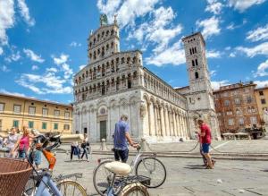 a group of people with bikes in front of the leaning tower at Antica Residenza Dell'Angelo in Lucca