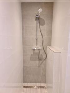 a shower with a shower head in a bathroom at Bungalowpark Mooyeveld in Egmond-Binnen