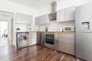 cocina con lavadora y lavadora en The Peckham Apartments, en Londres