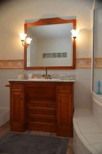 a bathroom with a sink and a mirror at Beauty 6-pers Villa Alfaz del pi in Cautivador