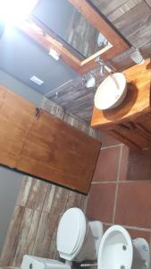 an overhead view of a bathroom with a toilet and a sink at Alojamiento Tanti in Villa Santa Cruz del Lago