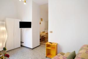 a living room with a couch and a tv at Casa vacanza Teresita 300mt Mare in Imperia