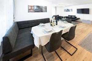 comedor con mesa y sillas en Exklusive 2,5 Zimmer Wohnung, en Eschenz