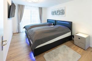 2 camas individuales en un dormitorio con ainylinylinylinyl en Exklusive 2,5 Zimmer Wohnung en Eschenz