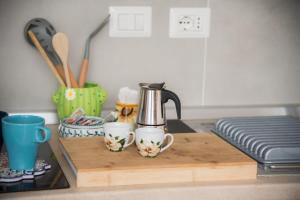 a counter with two coffee cups on a cutting board at DonPeppeHouse in Minori