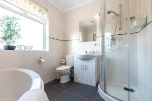een badkamer met een douche, een wastafel en een toilet bij Douglas House in Southampton
