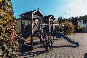 un parque infantil con tobogán en Kalwados, en Radzymin