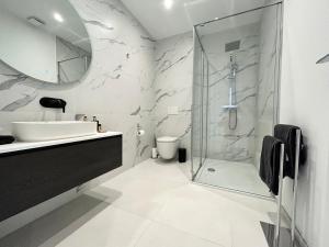 een badkamer met een wastafel en een douche bij luxury in Bergen