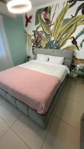 سرير أو أسرّة في غرفة في Carmel Beach Luxury Apartment