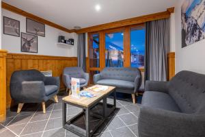 a waiting room with three chairs and a table at Résidence Pierre & Vacances Le Mont Soleil in La Plagne