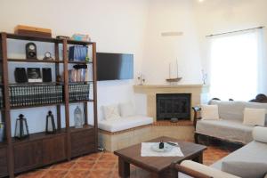 uma sala de estar com um sofá e uma lareira em Tsipouras House em Kýthira