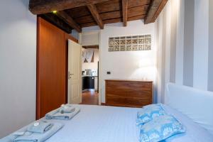 a bedroom with a bed with two towels on it at Ai piedi del castello / 4PL / Apt. FULL in Verona +18 photos