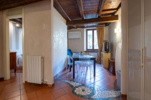 a dining room with a table and chairs in a room at Ai piedi del castello / 4PL / Apt. FULL in Verona