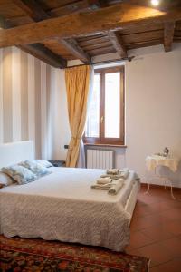 a bedroom with a large bed with a window at Ai piedi del castello / 4PL / Apt. FULL in Verona