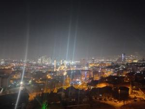 GRAND BELLİ OTEL في Altındağ: اطلاله على مدينه في الليل مع اناره
