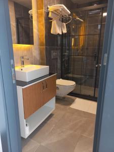 GRAND BELLİ OTEL في Altındağ: حمام مع حوض ومرحاض ودش