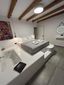 Кровать или кровати в номере SOPHILIA SUITES
