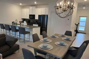 Кухня или мини-кухня в Storey Lake home close to Disney and other parks
