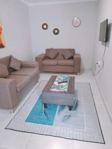 sala de estar con sofá y mesa de centro en Reutlwane Gardens Guesthouse, en Secunda
