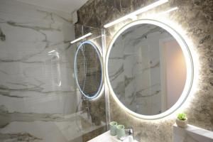 盧比安納的住宿－Central Elite Vista-with parking，一间带镜子和水槽的浴室