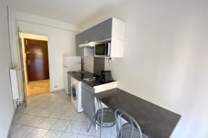 uma cozinha com uma bancada e uma máquina de lavar louça em 06BG - Studio 600m from the beach - private parking em Cagnes-sur-Mer