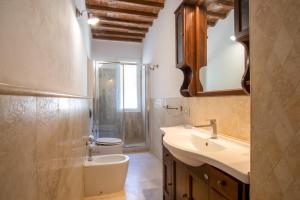 Koupelna v ubytování Villa Porticciolo + 113 fotografií