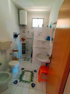 a bathroom with a toilet and a sink at Casa&Mare Mazara del Vallo in Granitola