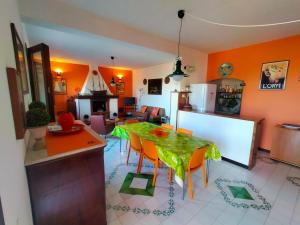 a kitchen and living room with a table and chairs at Casa&Mare Mazara del Vallo in Granitola