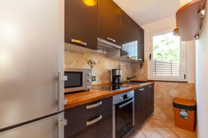 O bucătărie sau chicinetă la Vacation House-Jacuzzi Garden Selce
