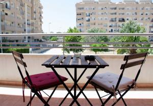 un tavolo e 2 sedie sul balcone di Aliseo B&B a Lecce