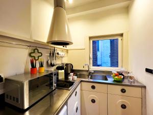 O bucătărie sau chicinetă la Piazza Navona Luxury Nest