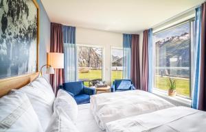 Postel nebo postele na pokoji v ubytování Valldal Fjordhotell - by Classic Norway Hotels