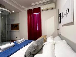 Un pat sau paturi într-o cameră la Piazza Navona Luxury Nest