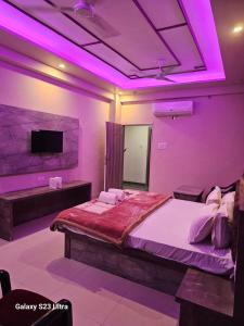 เตียงในห้องที่ Goroomgo Kashi Inn Raj Ghat Varanasi