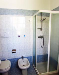 e bagno con doccia, servizi igienici e lavandino. di Aliseo B&B a Lecce