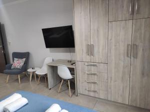 TV a/nebo společenská místnost v ubytování Varkaris Room 3
