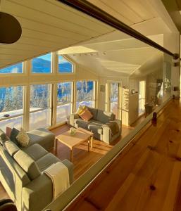 uma sala de estar com dois sofás e uma mesa em Cabin at Gaustatoppen, hiking opportunities, sauna em Tuddal