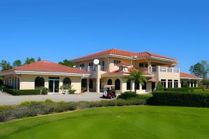 海恩斯城的住宿－Quiet house with pool on a Top golf course，车道上带高尔夫球车的大房子