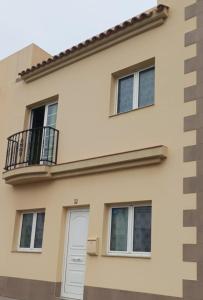 - un bâtiment avec trois fenêtres et un balcon dans l'établissement Casa Bella Lucía, à Casablanca