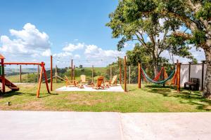 Zona de juegos para niños en Beleza Rústica Casa de Campo