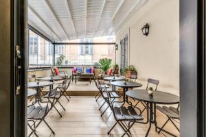 a group of tables and chairs in a room at Little Queen Suite in Rome