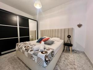 sypialnia z dużym łóżkiem w pokoju w obiekcie A 5 minutos do aeroporto! La Vie com estacionamento privado w mieście Luanda